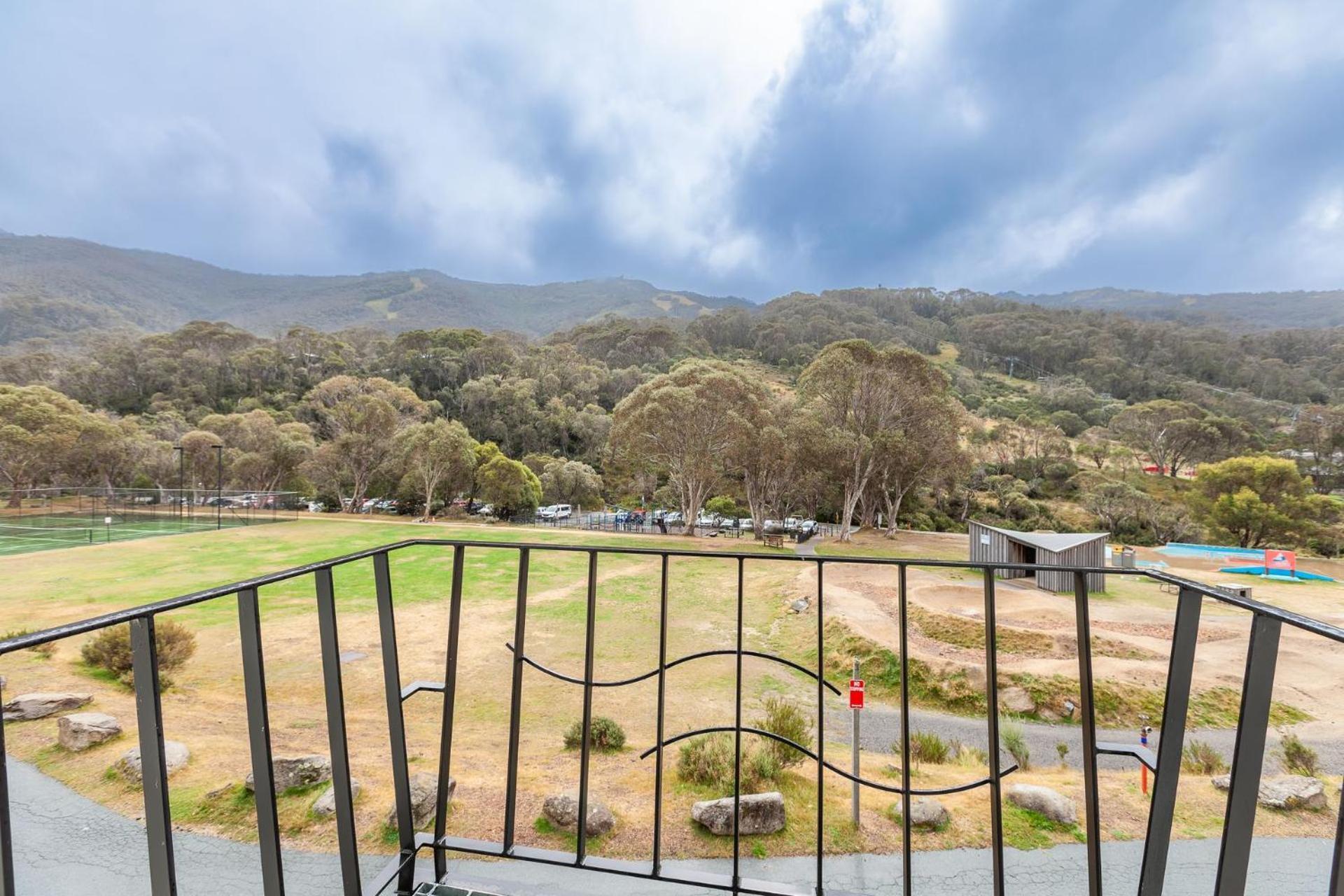 Village Green 2 Bedroom Loft Townhouse With Views Fireplace And Garage Parking Thredbo Exterior foto
