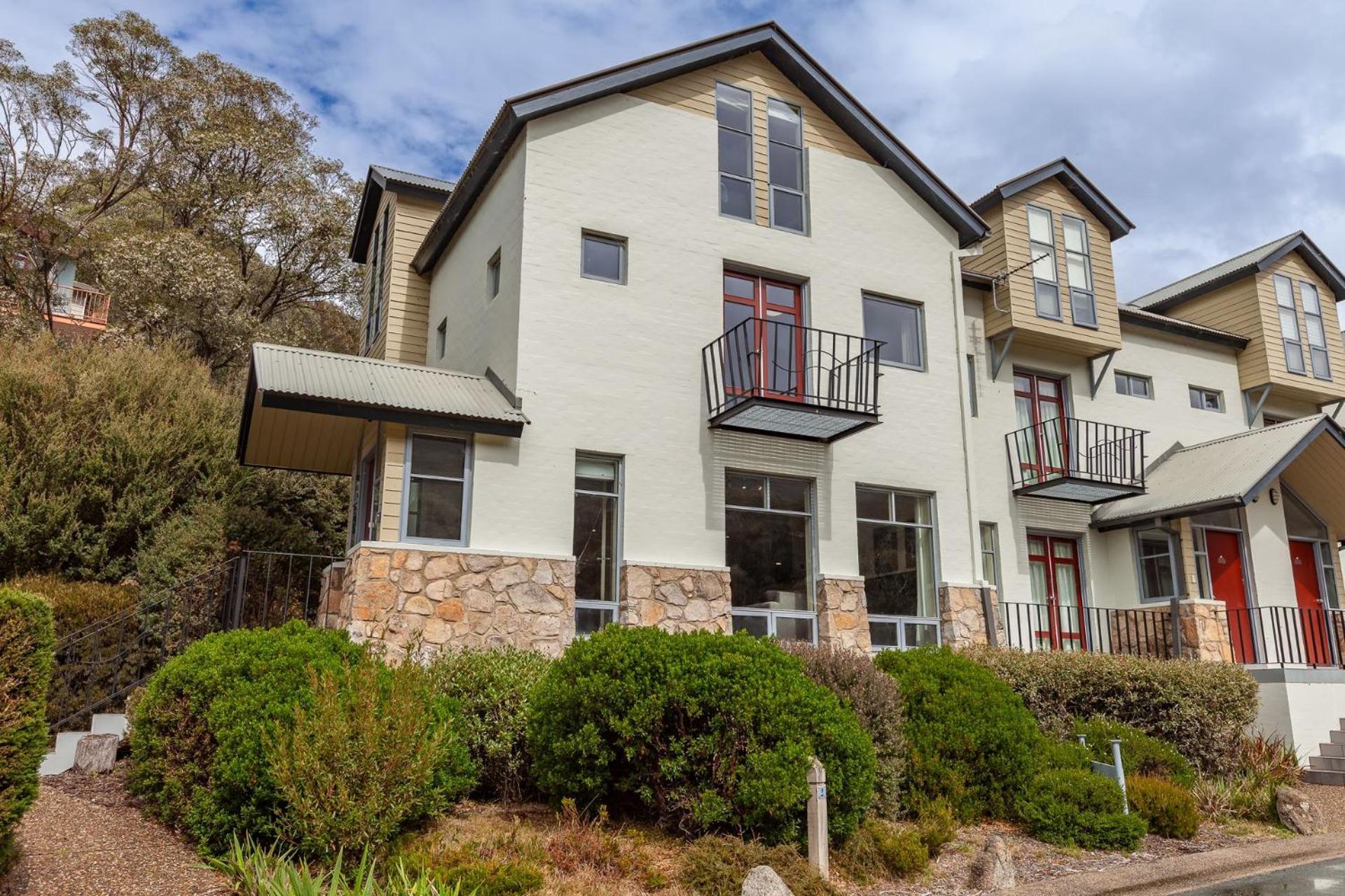 Village Green 2 Bedroom Loft Townhouse With Views Fireplace And Garage Parking Thredbo Exterior foto